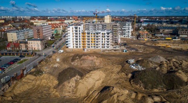 Na terenie po dawnym Tormięsie w Toruniu firma Willa Developer buduje osiedle pod nazwą „Lubicka Apartamenty”. Docelowo powstanie tam siedem budynków. Zobaczcie jak obecnie prezentuje się ten teren na zdjęciach z drona. 

Polecamy: Tak prezentował się Tormięs w latach swojej świetności! Archiwalne zdjęcia