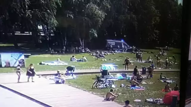 Chwile grozy przeżyła jedna z plażowiczek, która postanowiła popływać w stawie na pabianickim Lewitynie. Kobieta wskoczyła do wody poza wyznaczonym miejscem do kąpieli i po kilku minutach osłabła. Akcję ratunkową zarejestrowała kamera miejskiego monitoringu. 

Czytaj więcej na następnej stronie