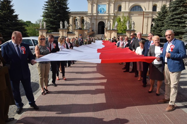 Zobaczcie zdjęcia z obchodów Dnia Flagi na jarosławskim rynku, gdzie poza oficjalnymi uroczystościami zaplanowano również sporo atrakcji dla najmłodszych.

 Zobacz też: Flaga wielkości wieżowca na latarni w Świnoujściu. Największa na świecie
