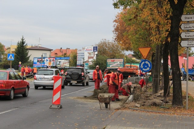Uwaga wjazd na ulicę Hrubieszowską od strony ronda jest zamknięty. Miejskie Przedsiębiorstwo Gospodarki Komunalnej prowadzi tam prace modernizacyjne.