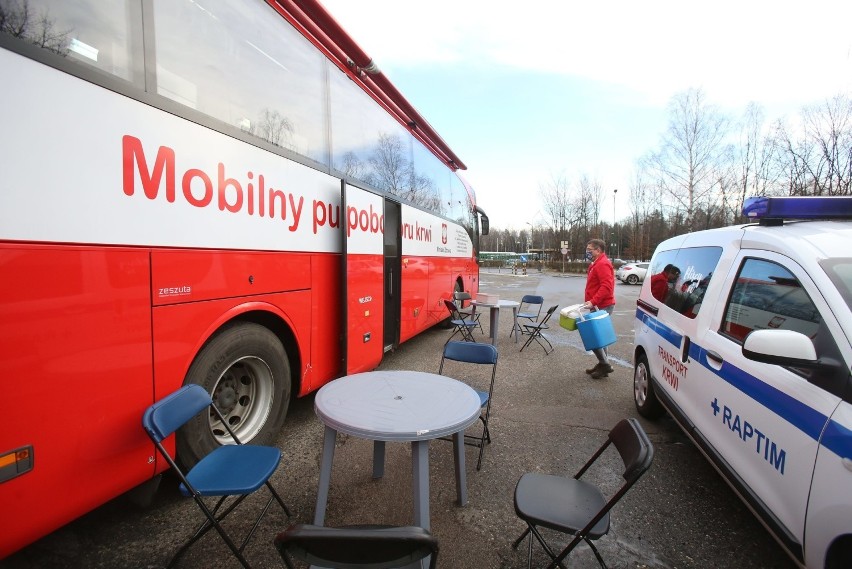 Górnicy z kopalni Murcki – Staszic oddają krew w ambulansie...