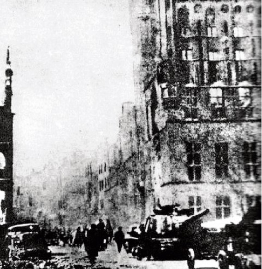Ruiny ul. Długiej w marcu-kwietniu 1945 r. Po lewej relikty...