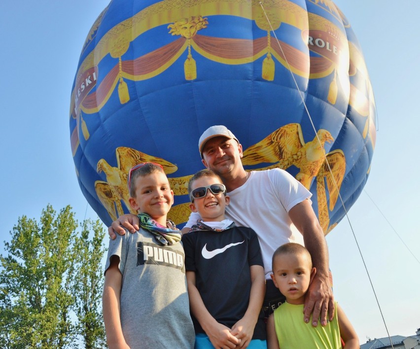 Pokaz balonowy pod mediateką w Piotrkowie (8 sierpnia 2020)