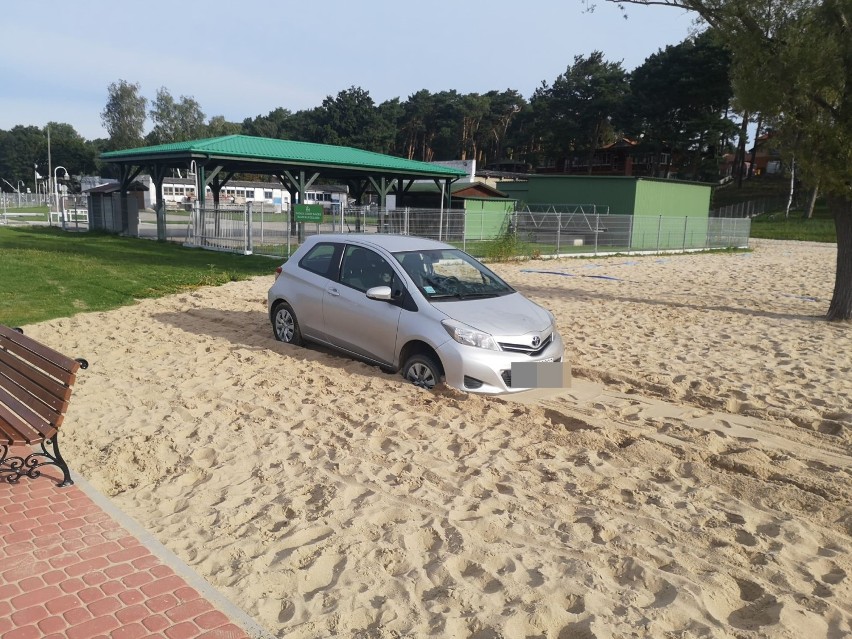 Sława: Wjechał autem na nową plażę nad Jeziorem Sławskim i utknął w piasku