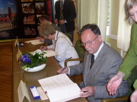 Porozumienie podpisuje Stanisław Karbowski, prezydent Starogardu Gd., obok niego pani Brigid Teefy. Fot. Jacek Legawski