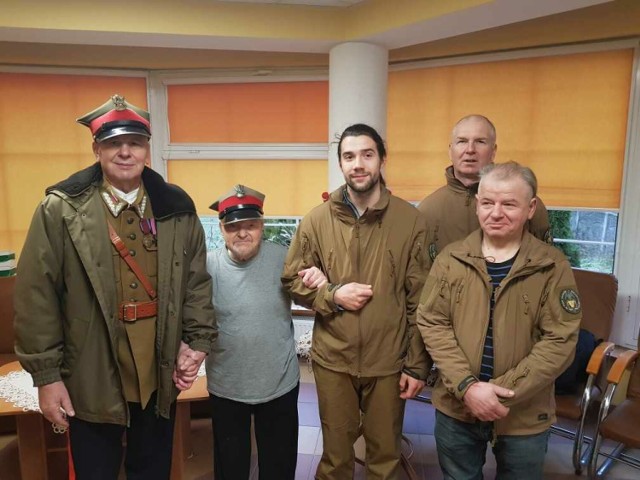Członkowie "Rodziny Ułańskiej", jak co roku odwiedzili swojego honorowego członka, Sybiraka Czesława Herbę, który przebywa w Domu Pomocy Społecznej w Baszkowie