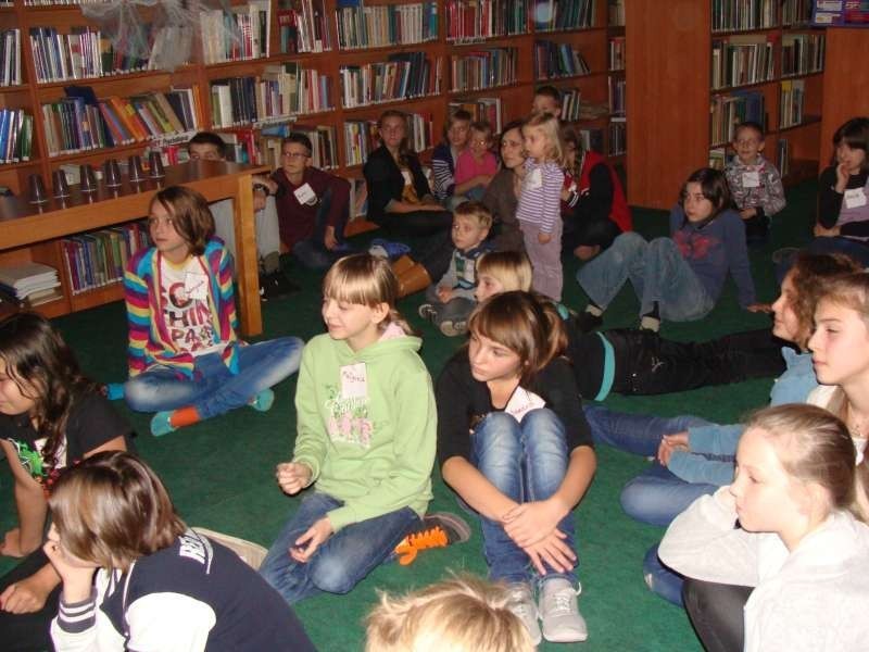 Dzieci i młodzież spędzili w myszkowskiej bibliotece całą noc