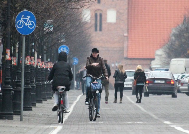 Na ścieżkach, także tych w centrum Włocławka, coraz więcej jednośladów. Na rowerze można szybciej się poruszać po mieście, w którym prowadzone są liczne roboty drogowe.