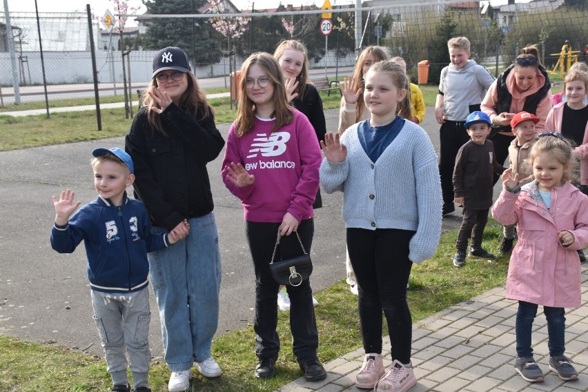 Pleszew. Wielkanocny zajączek przykicał na Osiedle nr 7 w...