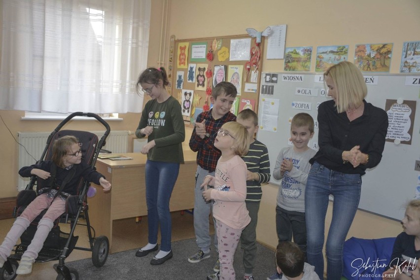 AKTYWNIE: Dzieci z Zespołu Szkół Specjalnych w Krotoszynie odwiedzili seniorzy [ZDJĘCIA]