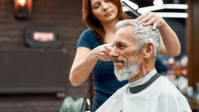 Na jakie uczesanie powinni zdecydować się panowie, który za sprawą fryzury chcą sobie odjąć lat?

ZOBACZ NA KOLEJNYCH SLAJDACH