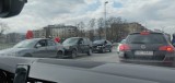 Wypadek na moście Dębnickim w Krakowie. Utworzyły się ogromne korki, problemy komunikacji miejskiej [KRÓTKO]