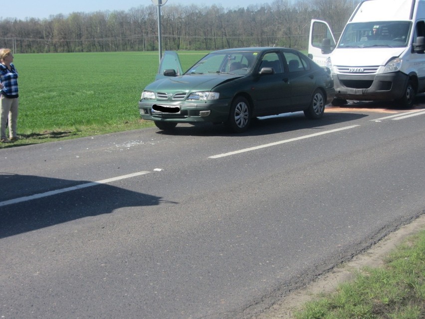 Zderzenie dwóch aut przy lesie Jelonek, na trasie Gniezno - Niechanowo. Ruch odbywa się wahadłowo