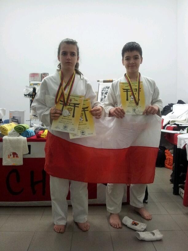Medale i czołowe pozycje karateków Ronina podczas zawodów na Litwie