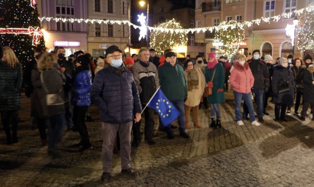 Ponad trzysta osób brało udział w proteście na Rynku w Grudziądzu po uchwaleniu "lex TVN"