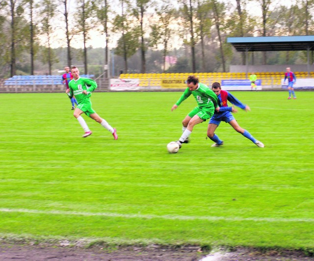 J.Kopaniarz (z lewej) strzelił 2 gole i zapewnił Sokołowi trzy punkty
