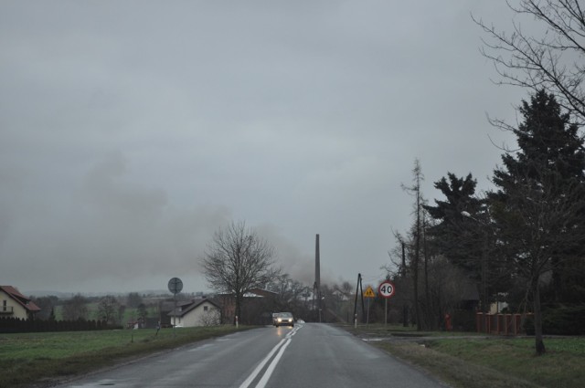 Kłęby dymu nad Pyszącą. Strażacy ponownie walczą z pożarem wysypiska śmieci