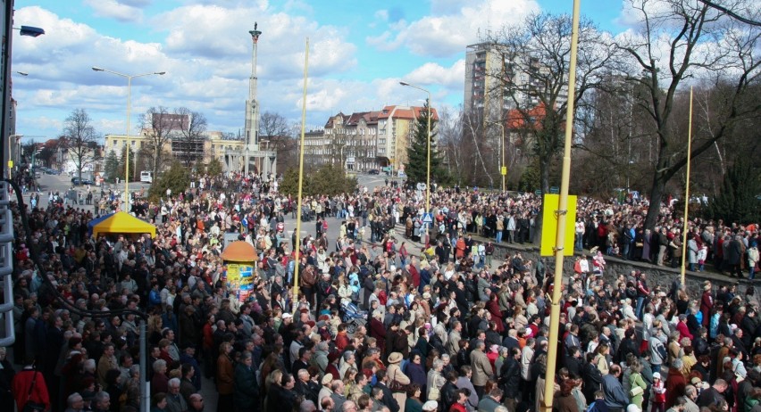 Tłumy na odsłonięciu pomnika Jana Pawła II w Stargardzie 15 lat temu. Mieszkańcy, księża, władze