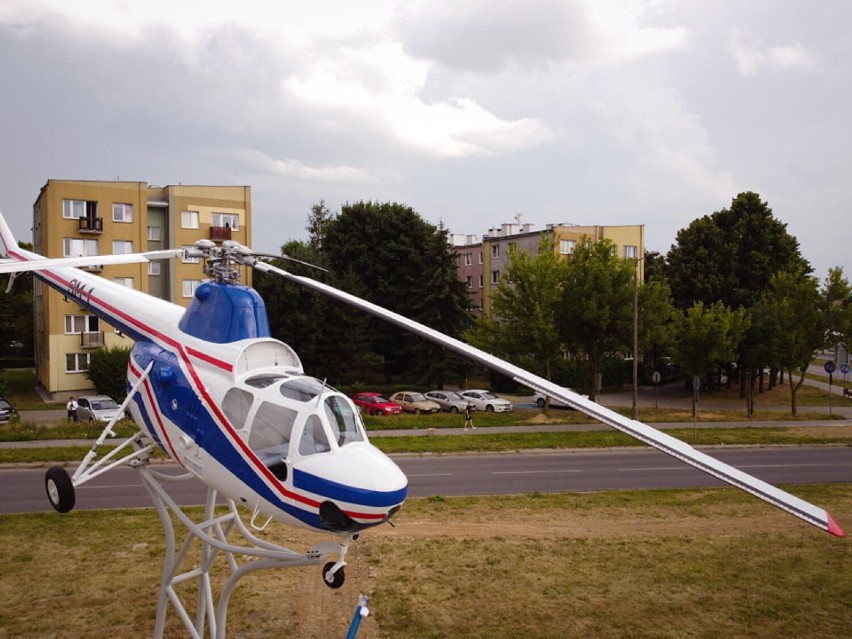 Pomnik SM-1 powrócił na świdnickie rondo. Zobacz niezwykłe zdjęcia wyremontowanego helikoptera, wykonane z lotu ptaka