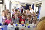 Autobus pełen wiedzy stanął na rynku w Głogowie. Ciekawe warsztaty dla dzieci. ZDJĘCIA