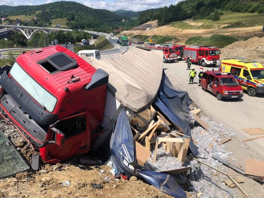 Wypadek na budowie drogi S1 w Milówce. Ciężarówka wjechała w skarpę