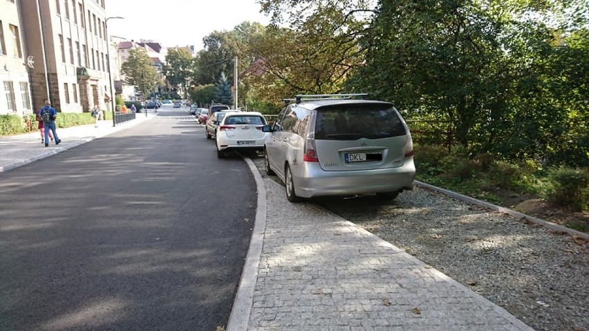 Kierowcy parkują na ścieżce rowerowej przy ulicy Zawiszy Czarnego w Kłodzku