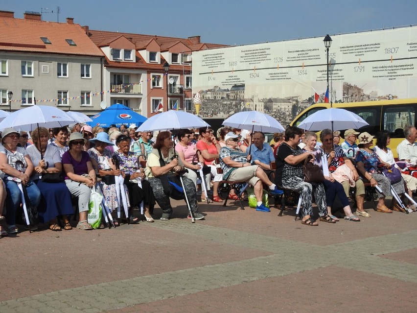 Łomża. Święto Seniorów na Starym Rynku. Tak bawili się najstarsi mieszkańcy (wideo)