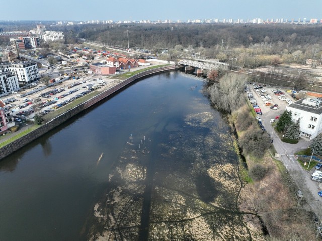 Stany ostrzegawcze przekroczono na siedmiu wodowskazach Warty w Wielkopolsce: Ląd (o 5 cm), Pyzdry (o 5 cm), Śrem (o 24 cm), Poznań (o 21 cm), Oborniki (o 38 cm), Wronki (o 50 cm), Międzychód (o 17 cm)

Zobacz niesamowite zdjęcia Warty z lotu ptaka! --->