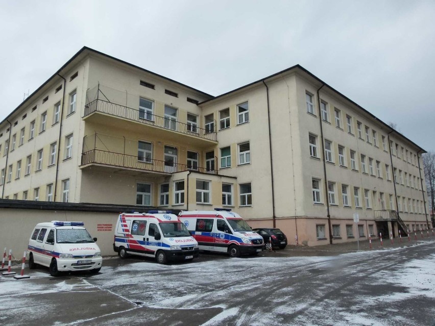 Wokół śmierci dwóch braci z Kopydłowa narosły wątpliwości, czy lekarz pogotowia ratunkowego postępował prawidłowo. Dyrektor szpitala w Wieluniu nie dopatrzył się zaniedbań, jednak pod presją radnych powiatowych głębiej przyjrzy się sprawie.