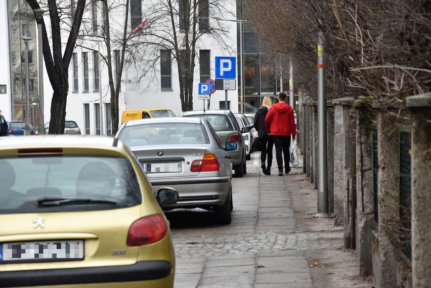 Kierowcy parkują wzdłuż ulicy Czaplaka, choć zlikwidowano...