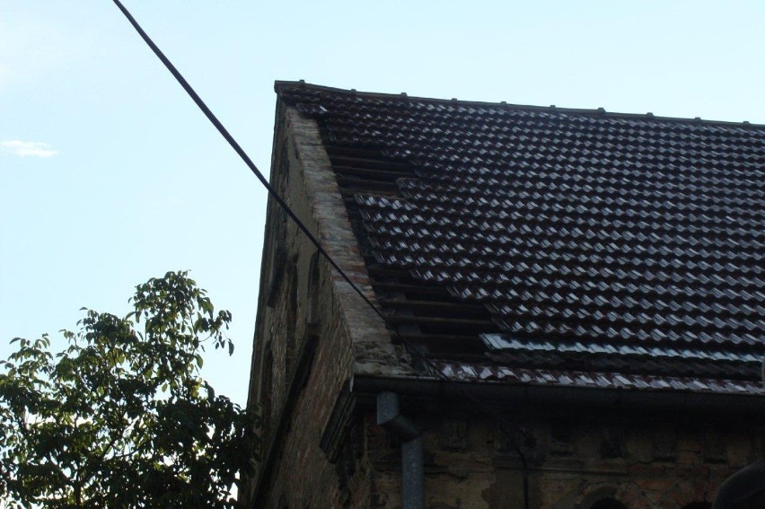 Powiat NT: Wichura zrywała dachy