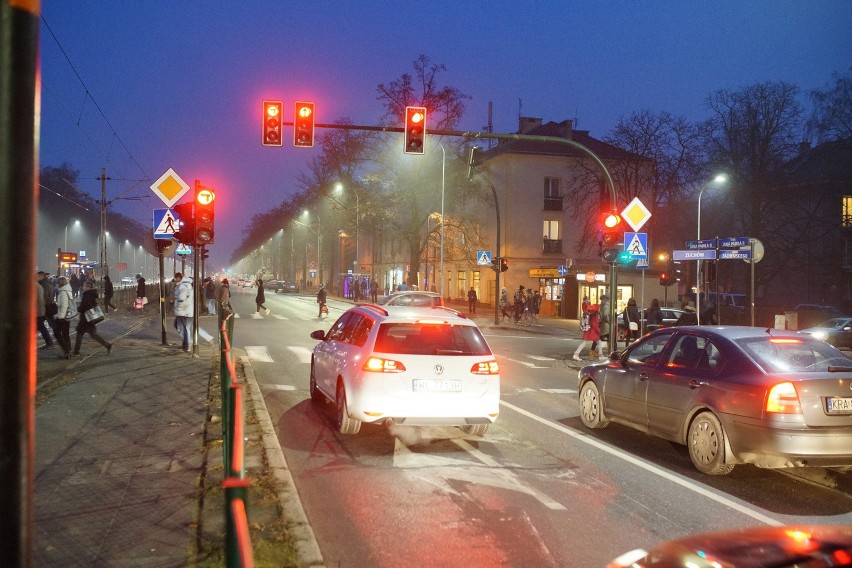 Nieprawidłowe oznakowanie do skrętu w lewo na skrzyżowaniu...