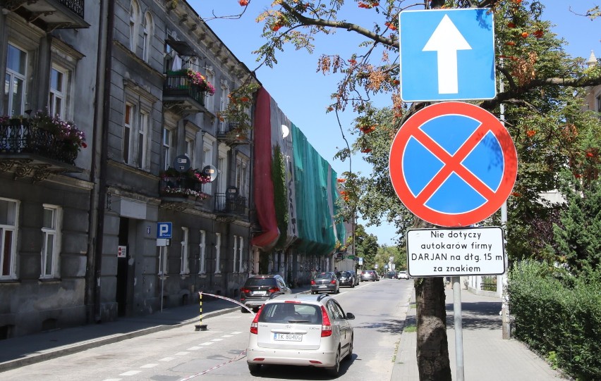 Zmiana organizacji ruchu na ulicy Śniadeckich w Kielcach. Straż Miejska wystawia mandaty [ZDJĘCIA]