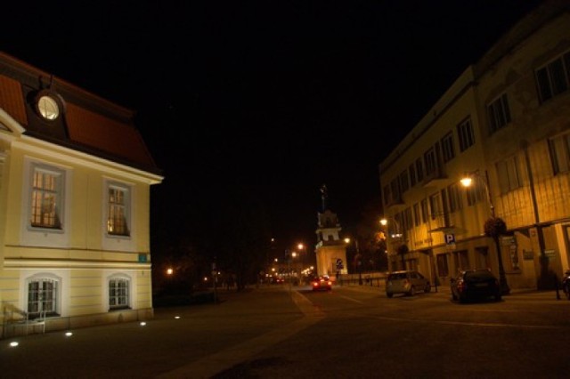 Urząd Stanu Cywilnego (po lewej) oraz Muzeum Wojska (po prawej) mieszczące się przy ul. Kilińskiego w Białymstoku sfotografowane wieczorem