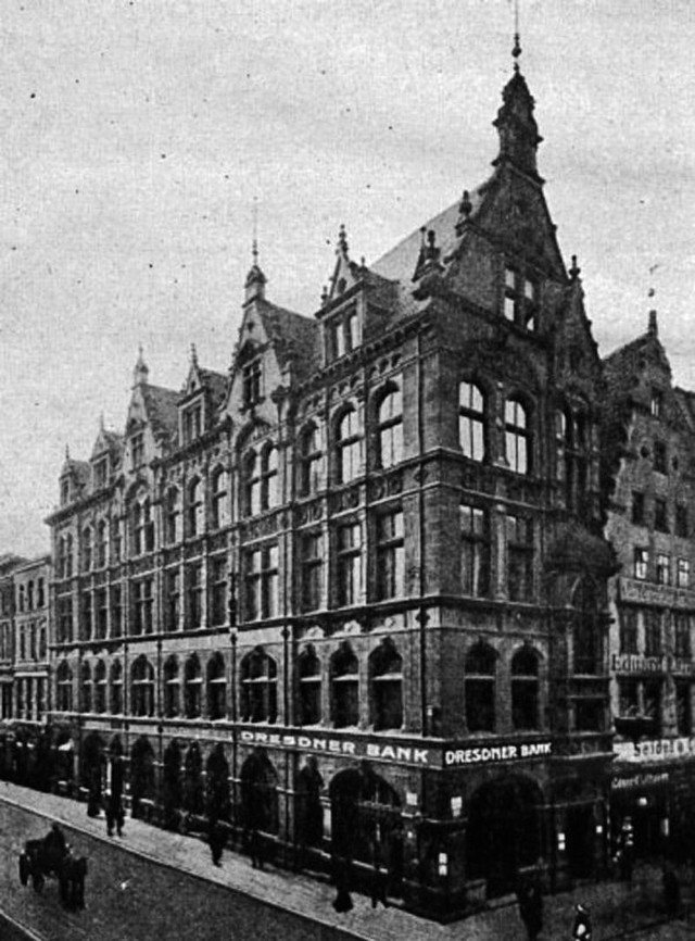 Bank Wekslowy stanął przy Rynku 27 w 1890 roku...a już w 1910 r. jego miejsce zajął dom handlowy
