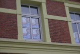 Dyskusyjne plakaty wyborcze w oknie ratusza