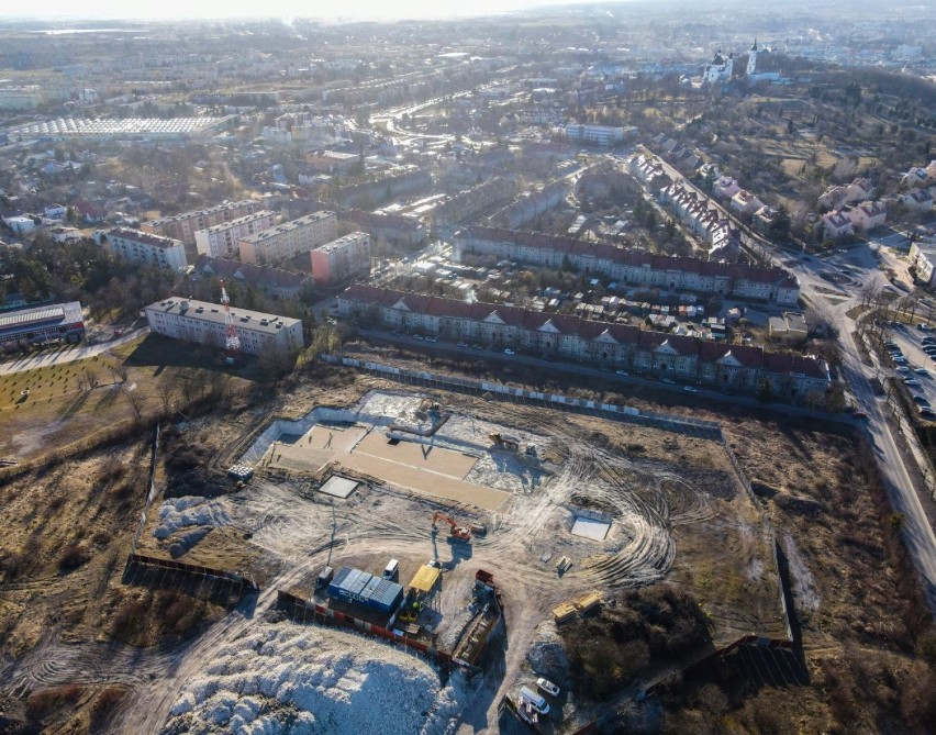 Chełm. Zobacz jak wygląda budowa nowej siedziby Instytutu Nauk Medycznych chełmskiej PWSZ. Zdjęcia z drona