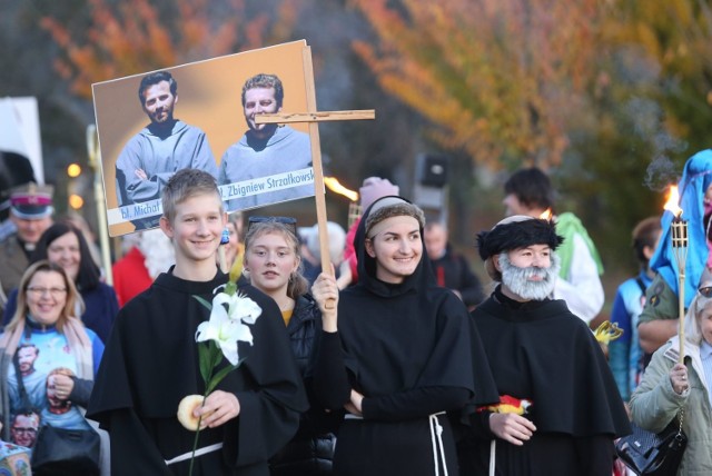 W Dąbrowie Górniczej odbył się Marsz Wszystkich Świętych. Wierni przeszli głównymi ulicami miasta.