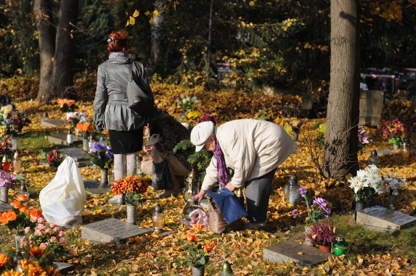 Poznaniacy odwiedzają cmentarze