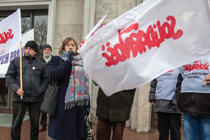 Pikieta pracowników Opery Bałtyckiej. Władze Solidarności murem za związkowcami [zdjęcia]