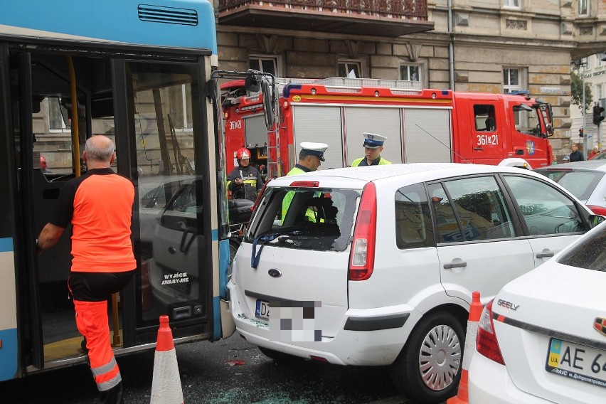 Wypadek autobusu MPK i trzech osobówek w centrum Legnicy [ZDJĘCIA]