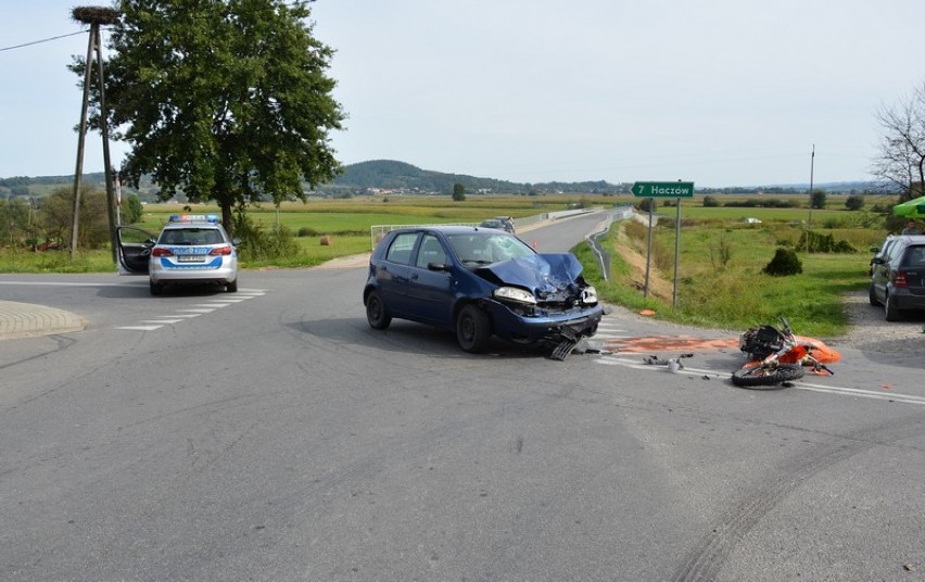 Wypadek na skrzyżowaniu w Bziance. Zderzenie motocyklisty z fiatem.
