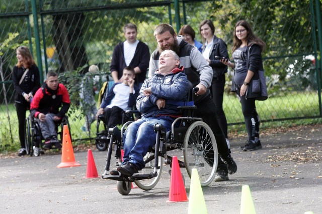 Rodziny osób z niepełnosprawnościami mogą korzystać z pomocy w programie "Opieka wytchnieniowa" (zdjęcie poglądowe).