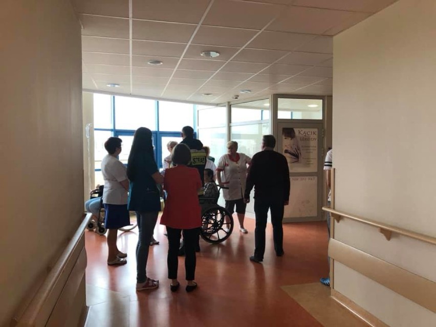 Ewakuacja pacjentów w Szpitalu Powiatowym w Radomsku. Ćwiczenia strażaków [ZDJĘCIA]