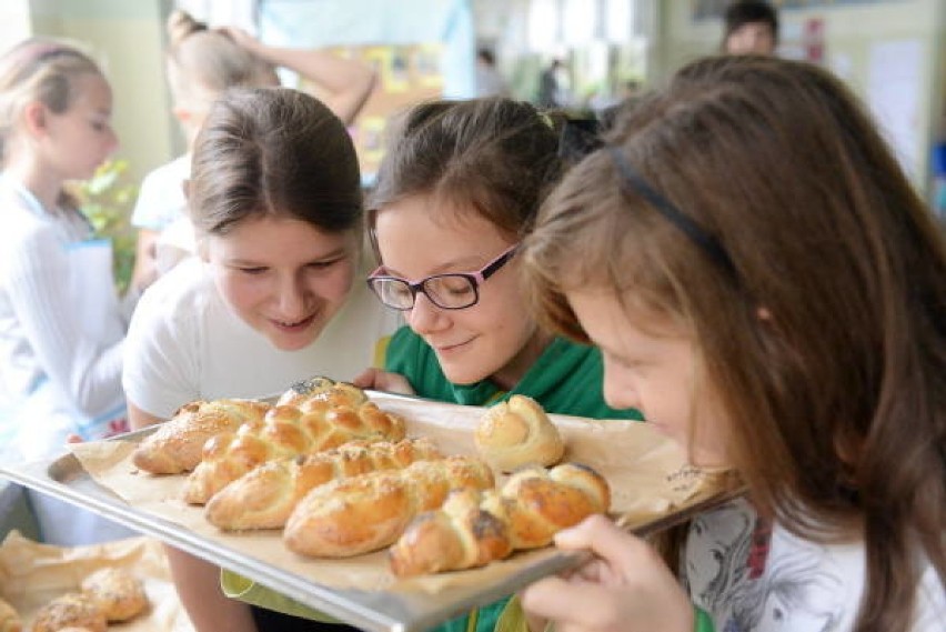 Szkoła zamieniła się w piekarnię. Uczniowie sami piekli chleb... [zdjęcia]