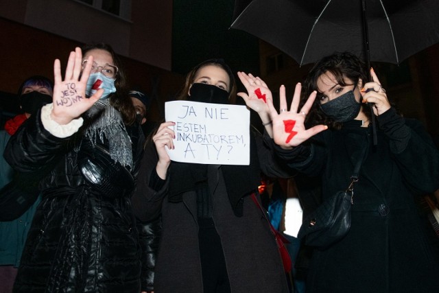 Wieczorem 21 października kilkaset osób protestowało w Poznaniu przeciwko wyrokowi Trybunału Konstytucyjnego, zakazującemu przerywania ciąży ze względu na wady płodu