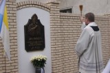 Grodzisk: Poświęcenie tablicy z wizerunkiem św. Jana Pawła II