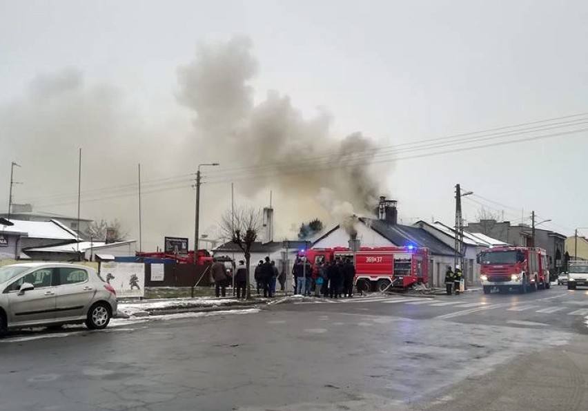 Pożar budynku w Izbicy Kujawskiej. Na miejscu 5 zastępów straży pożarnej [zdjęcia]
