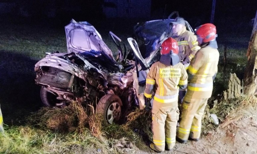 Wypadek w Zarębach-Bolędach, gm. Andrzejewo. Samochód uderzył w drzewo, kierowca zginął. 4.06.2023.