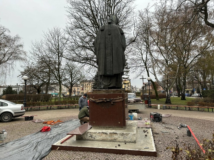 Pomnika papieża Jana Pawła II w Wieluniu doczekał się remontu 